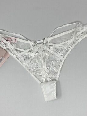 NWT Agent Provocateur Essie thong white Size 2/S